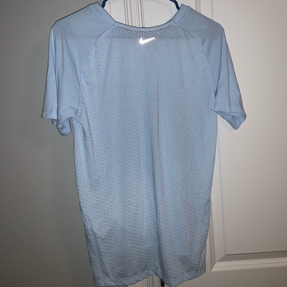 women’s nike shirt - Picture 2 of 2